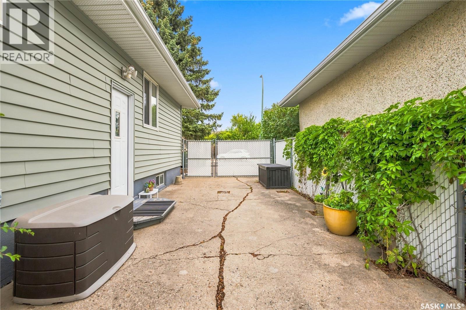 448 Robinson Street, Regina, Saskatchewan  S4R 3R4 - Photo 41 - SK045882