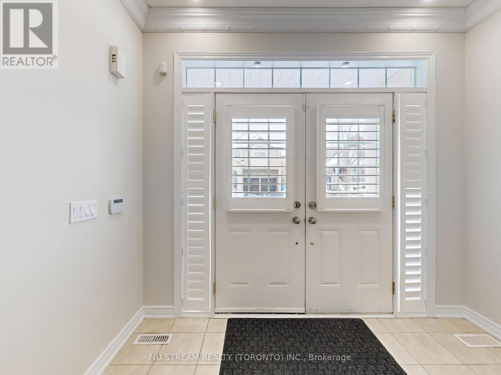 224 Aspenwood Drive, Newmarket, Ontario  L3X 3L1 - Photo 2 - N13686274