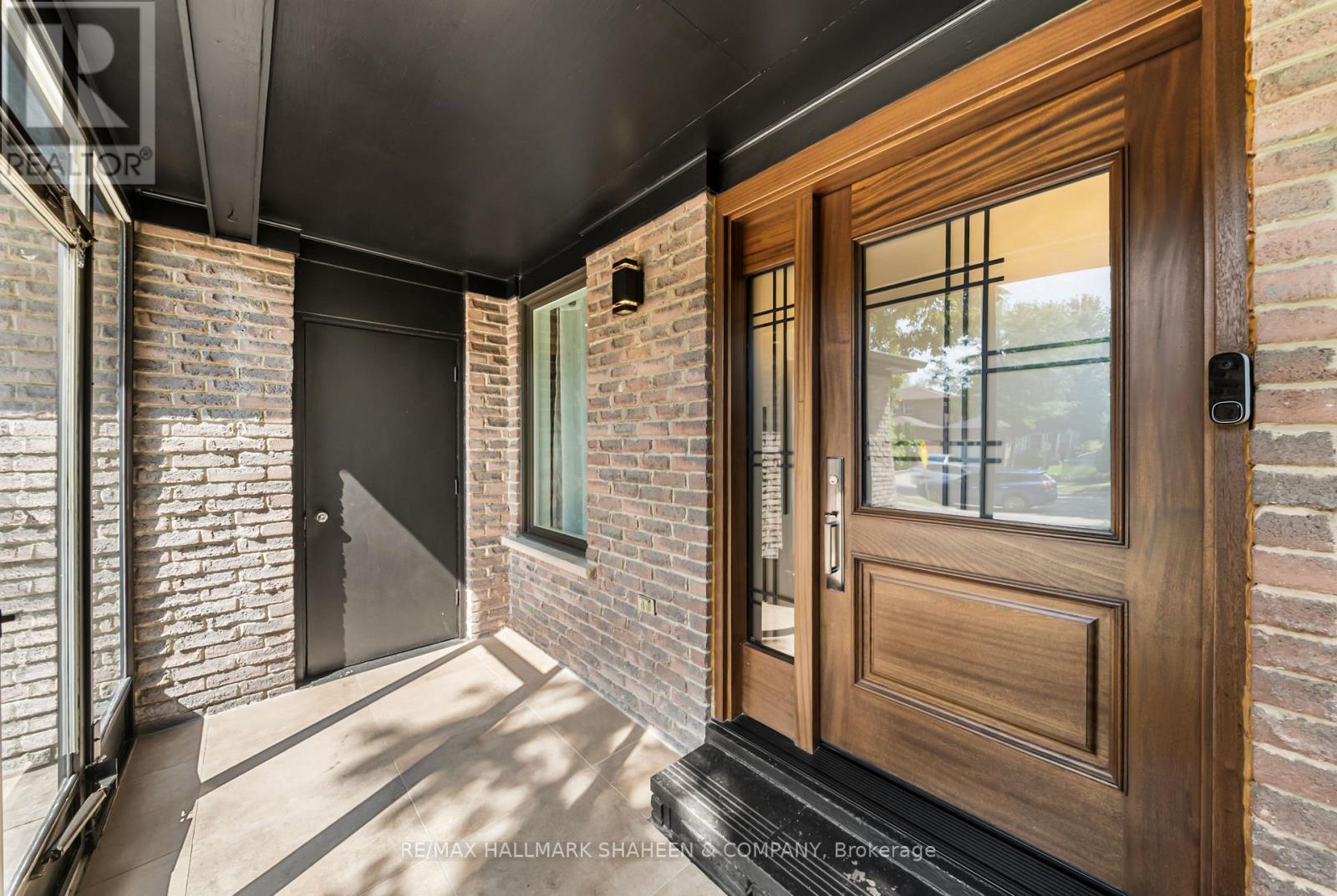 184 Castle Rock Drive, Richmond Hill, Ontario  L4C 5H6 - Photo 4 - N13686556