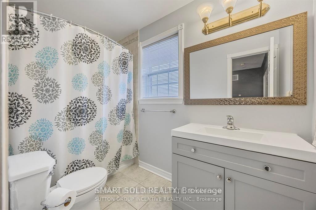 Upper Bedroom - 28 Leggott Avenue, Barrie, Ontario  L4N 8A9 - Photo 5 - S13686368