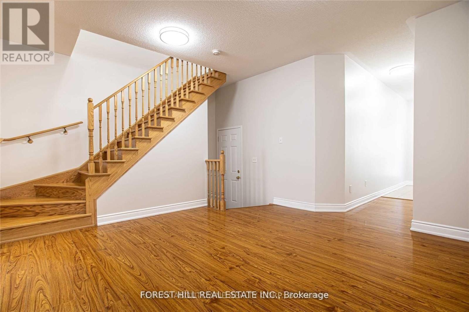 576 Courtney Valley Road, Mississauga, Ontario  L5V 0C2 - Photo 8 - W13686358