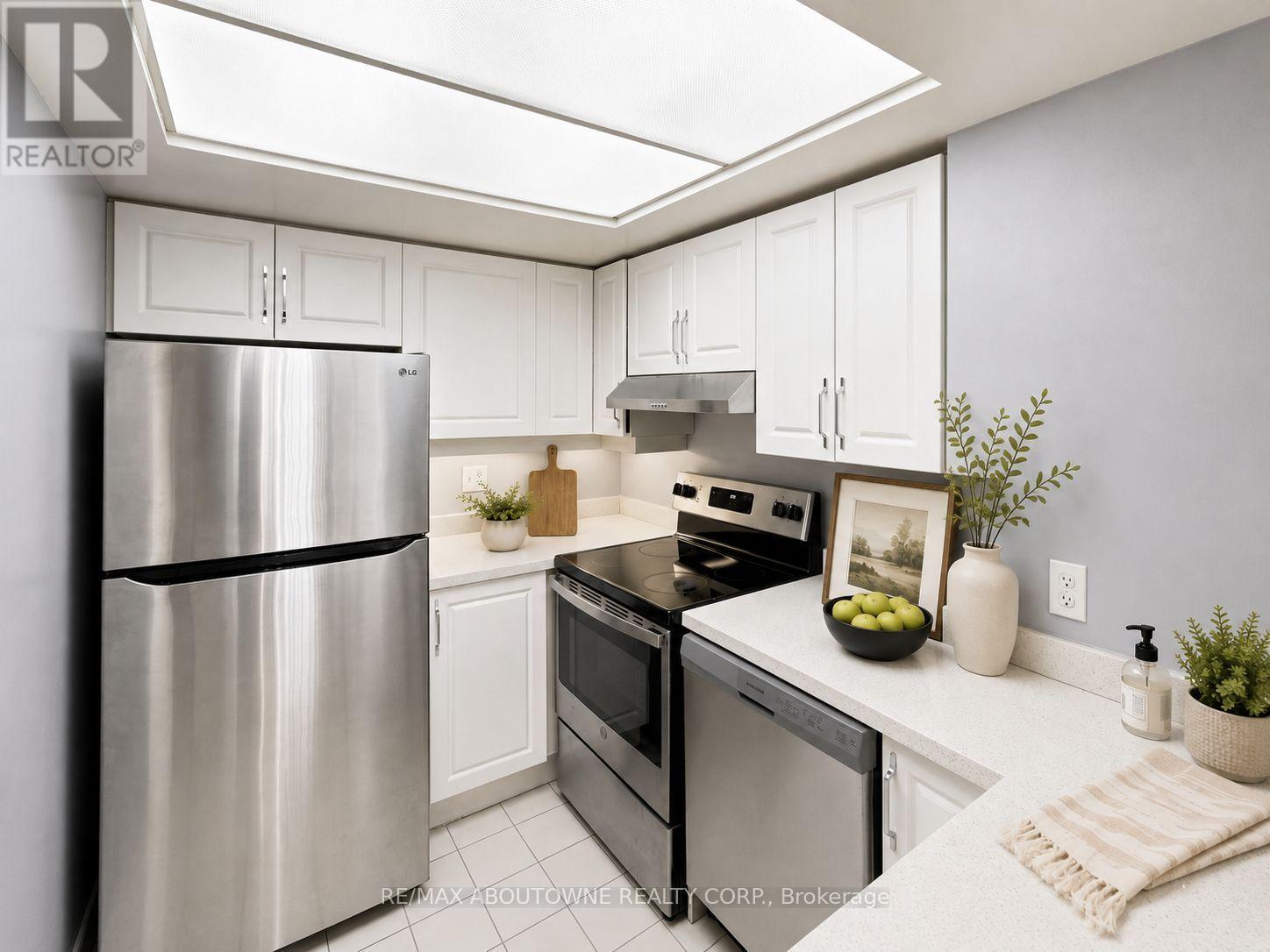 901 - 45 Kingsbridge Garden Circle, Mississauga, Ontario  L5R 3K4 - Photo 11 - W13686452