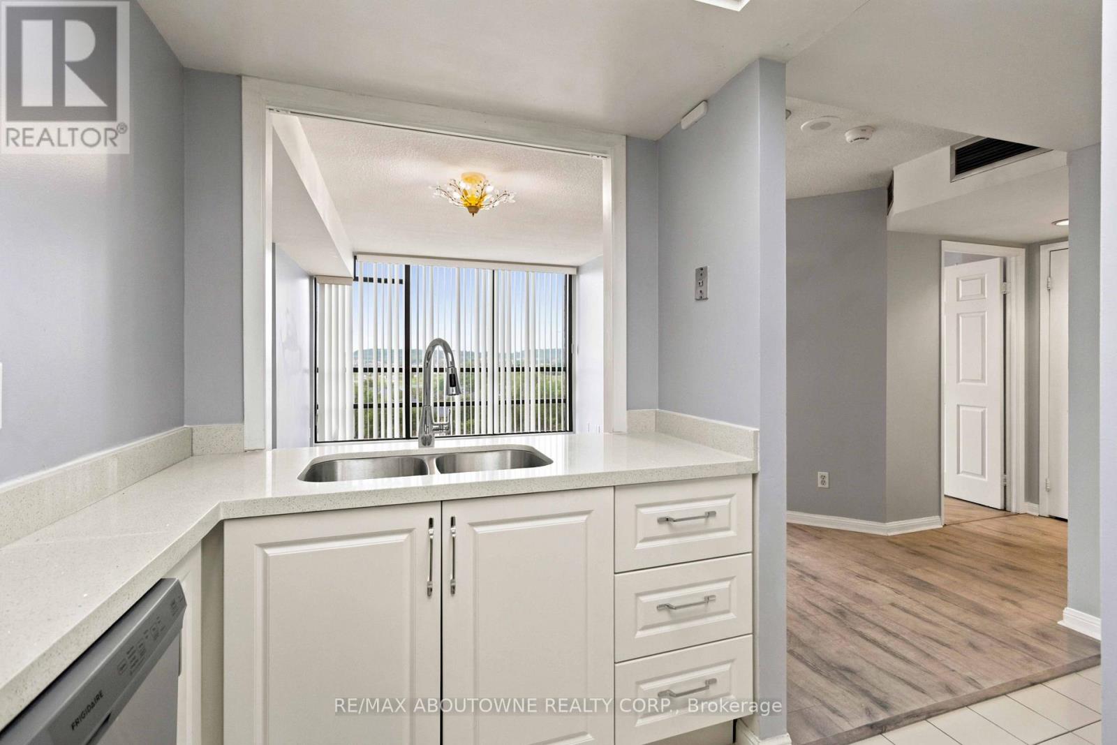 901 - 45 Kingsbridge Garden Circle, Mississauga, Ontario  L5R 3K4 - Photo 9 - W13686452