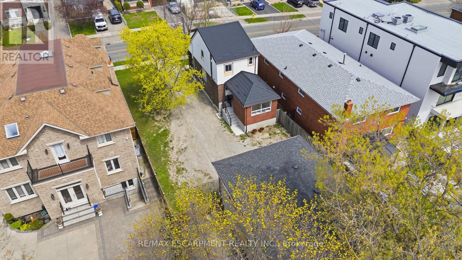 1049 Glencairn Avenue, Toronto, Ontario  M6B 2B1 - Photo 25 - W13686490