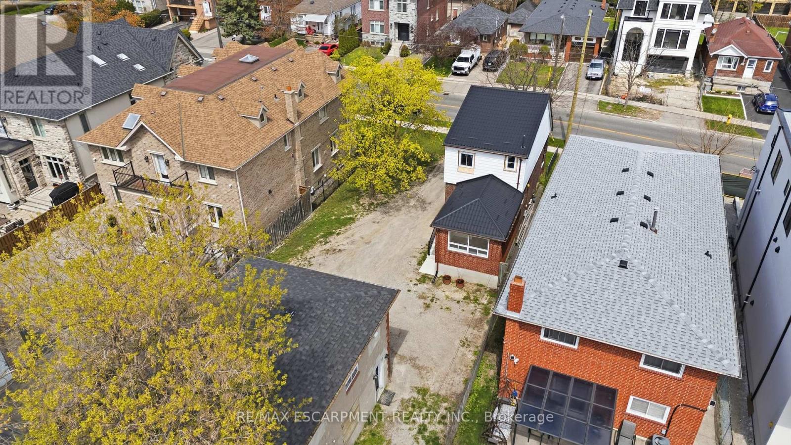 1049 Glencairn Avenue, Toronto, Ontario  M6B 2B1 - Photo 26 - W13686490