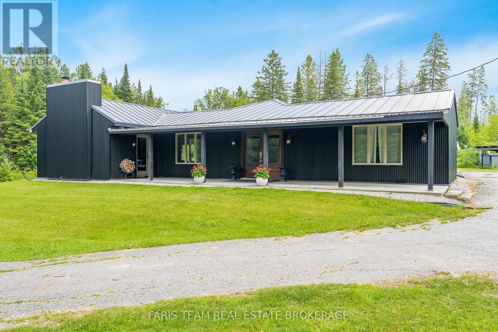 1076 Beaver Lane, Springwater, Ontario P0B 1L0 - Photo 3 - S13682384