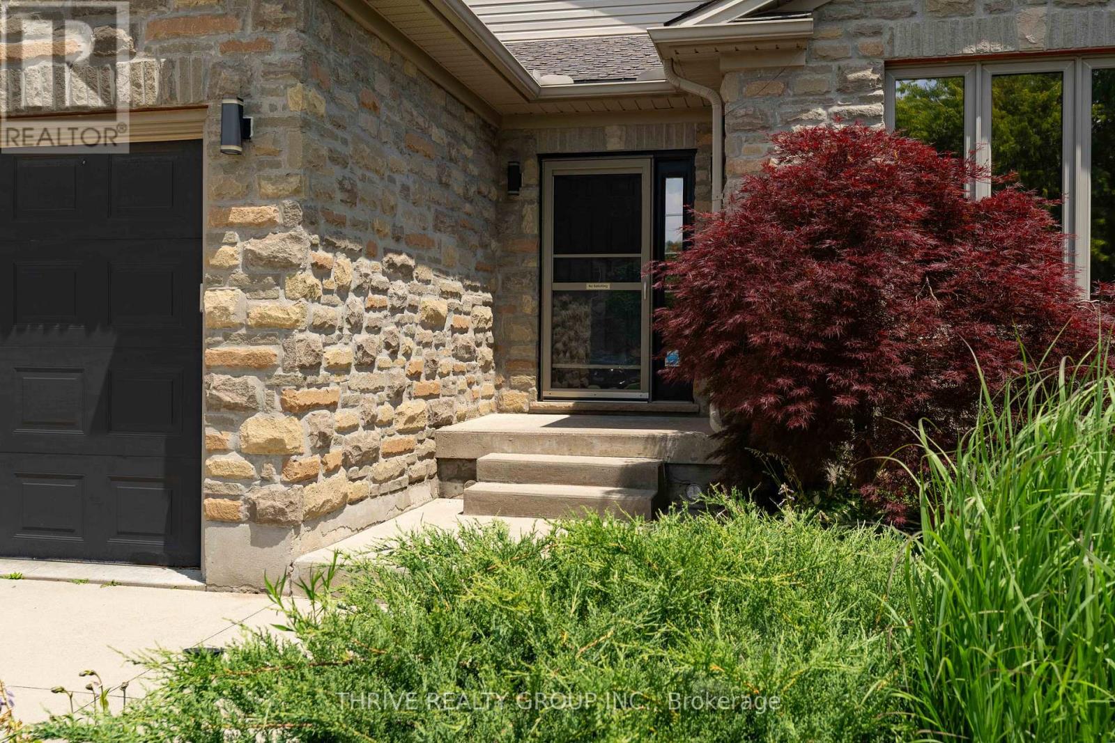 102 Loggers Grove, London East, Ontario  N6W 6G5 - Photo 2 - X13686634