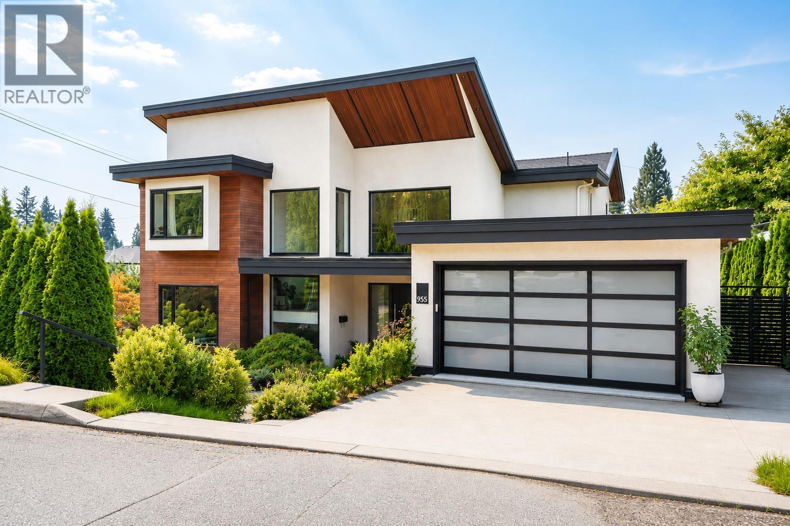 955 FOREST HILLS DRIVE, North Vancouver, British Columbia