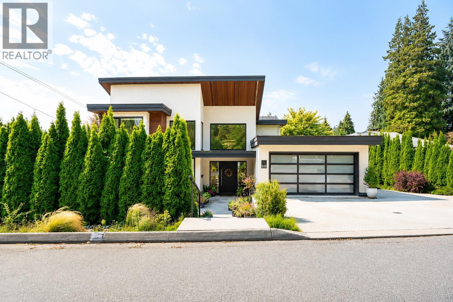 955 Forest Hills Drive, North Vancouver, British Columbia  V7R 1N4 - Photo 2 - R3156689