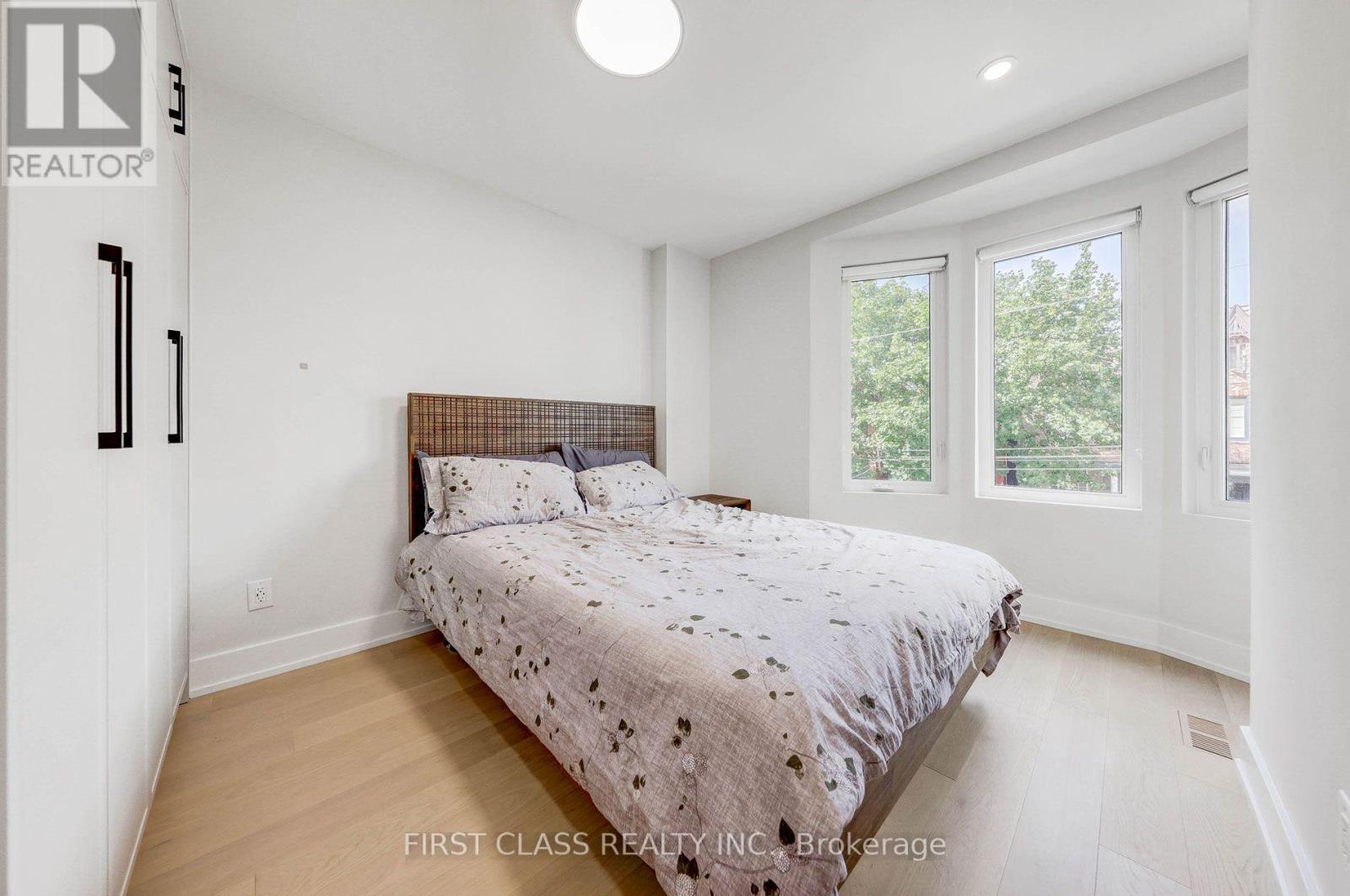 Ensuite 3 - 431 Roxton Road, Toronto, Ontario  M6G 3R5 - Photo 4 - C13686778