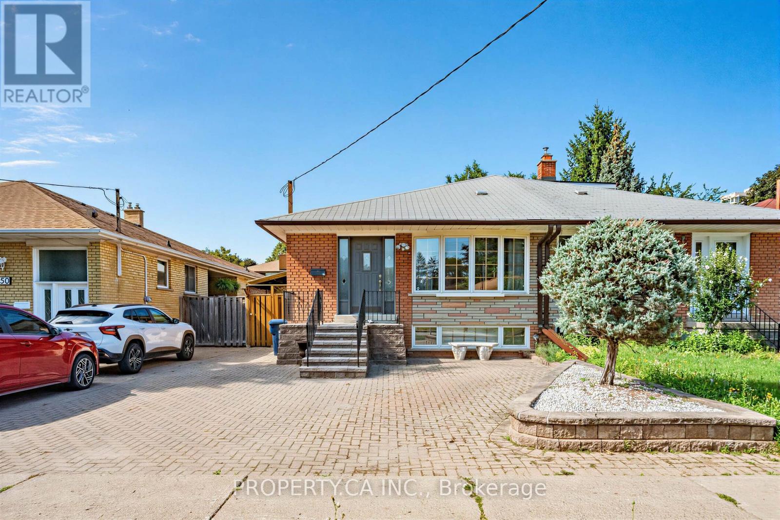 <div class="slider-price">$989,900</div><p>48 Santa Barbara Road, Toronto, Ontario</p>