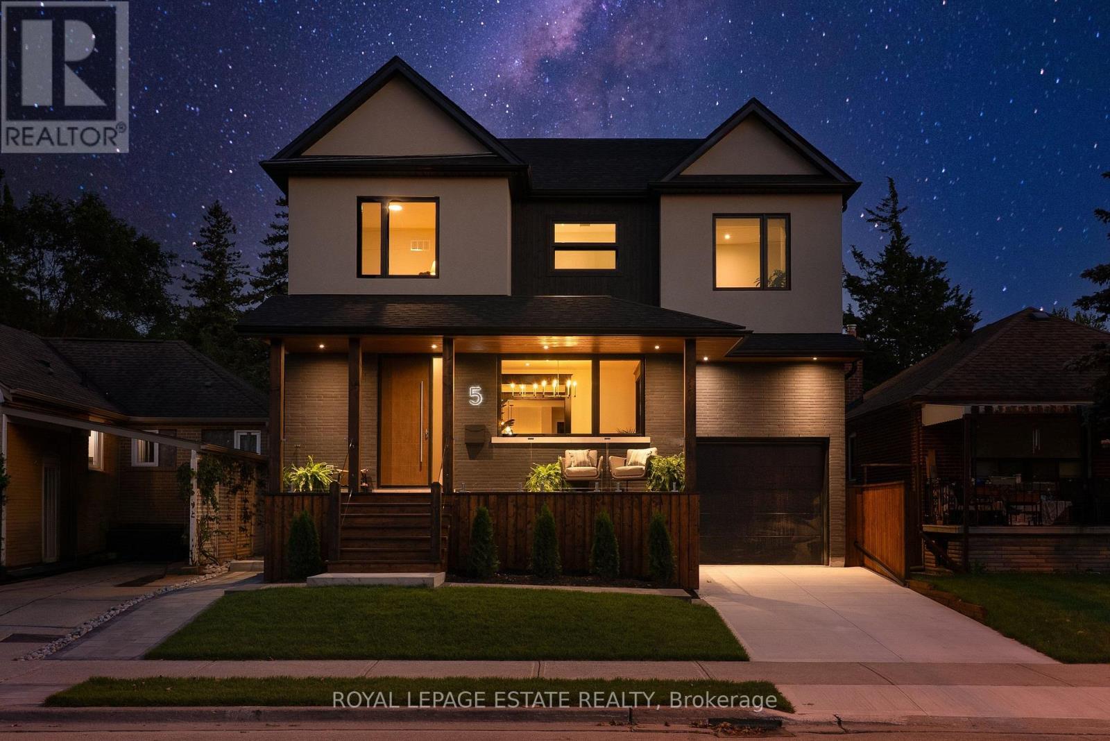 <div class="slider-price">$2,799,900</div><p>5 North Drive N, Toronto, Ontario</p>