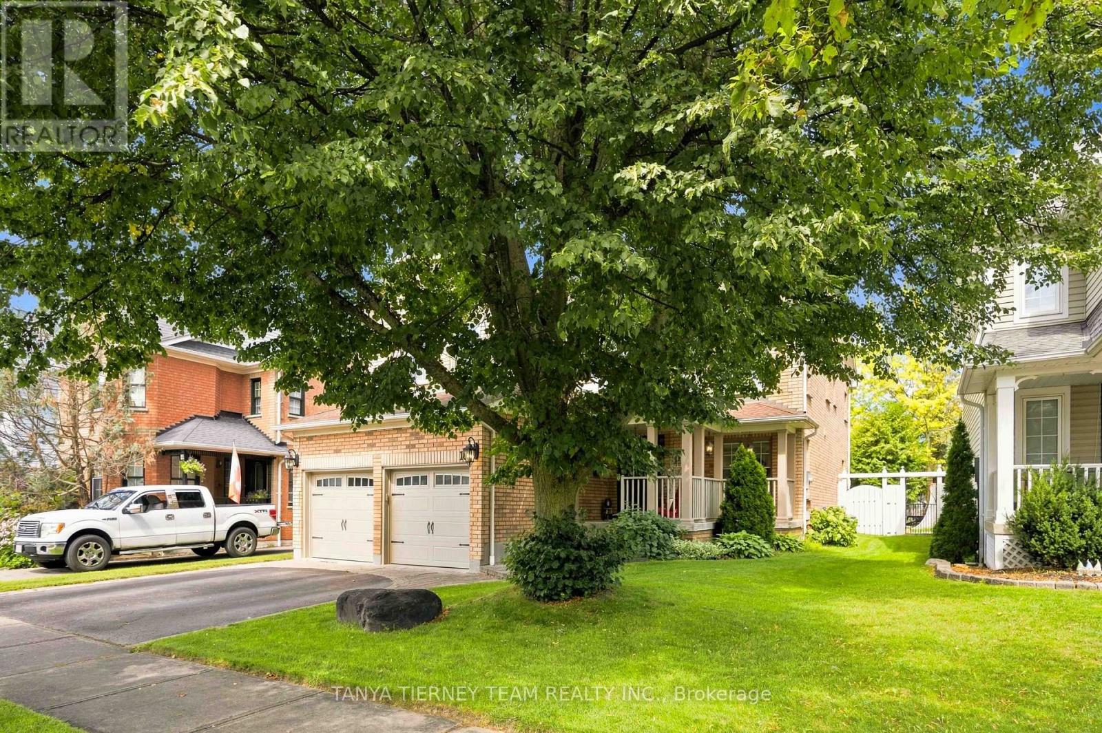 16 Waring Avenue, Whitby, Ontario  L1M 1G4 - Photo 3 - E13686920