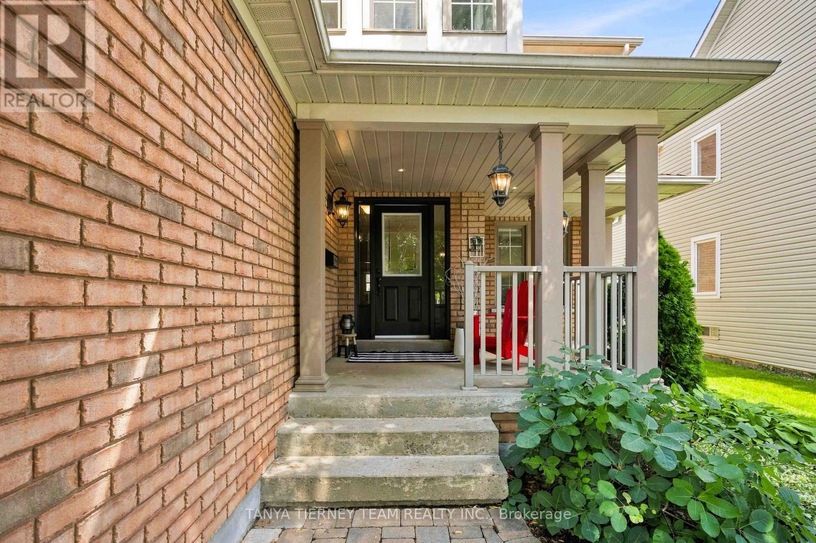16 Waring Avenue, Whitby, Ontario  L1M 1G4 - Photo 4 - E13686920