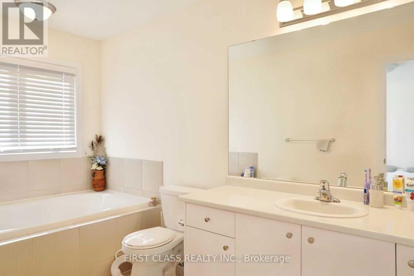11 Twinflower Lane, Richmond Hill, Ontario  L4E 1E7 - Photo 12 - N13686788
