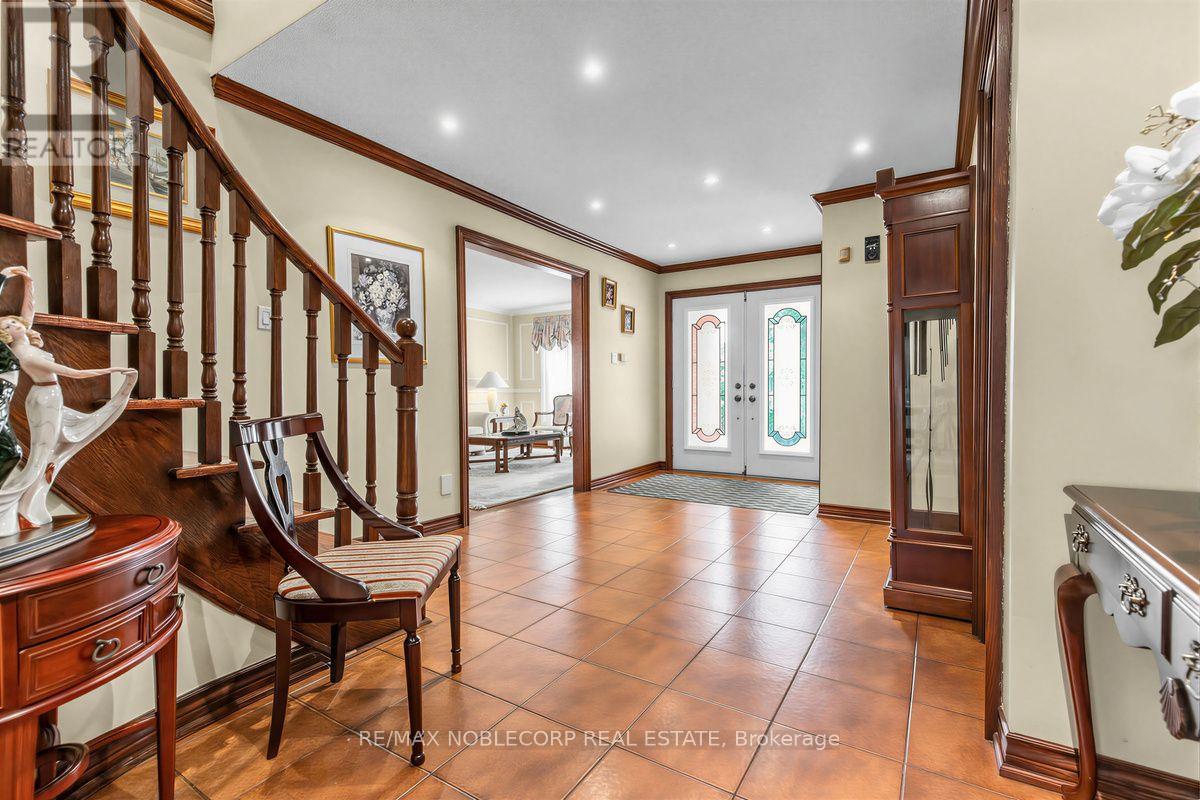 256 Airdrie Drive, Vaughan, Ontario  L4L 1C6 - Photo 4 - N13686798