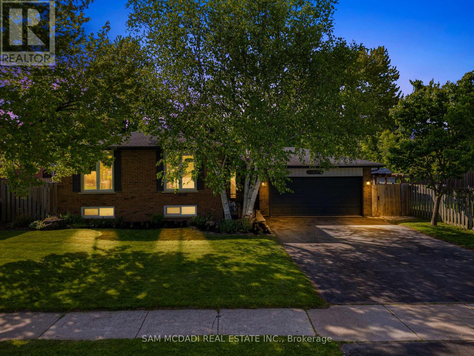 32 Milverton Close, Hamilton, Ontario  L8B 0A9 - Photo 1 - X13686750