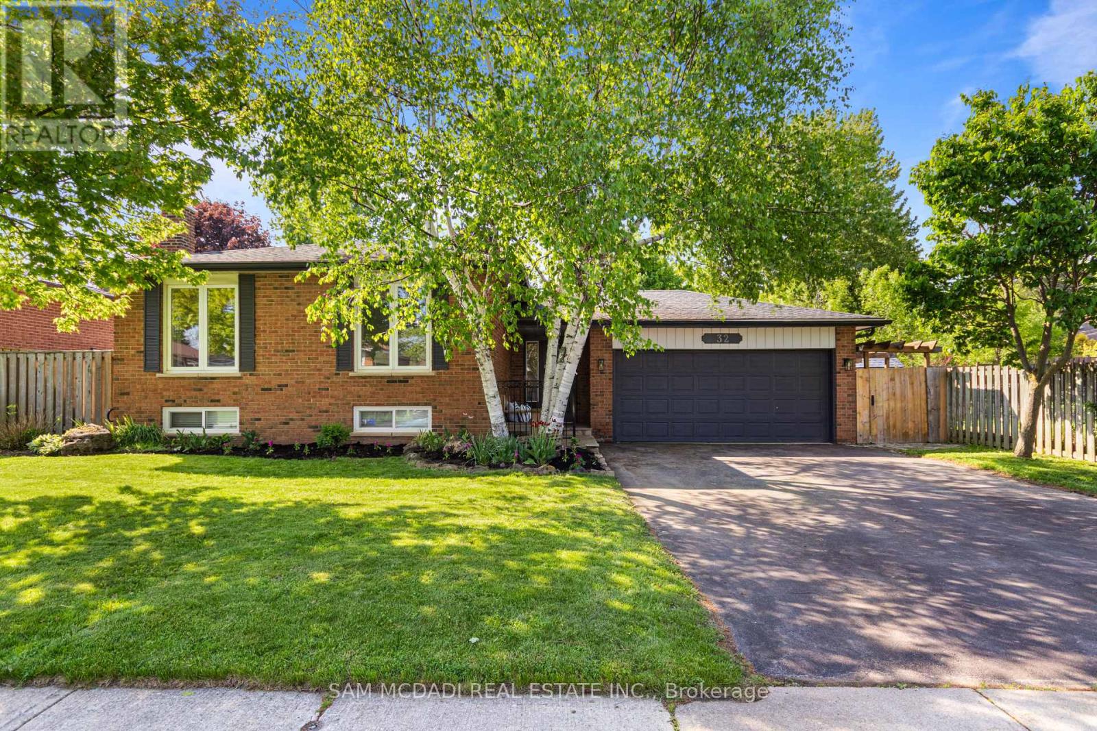 32 Milverton Close, Hamilton, Ontario  L8B 0A9 - Photo 2 - X13686750