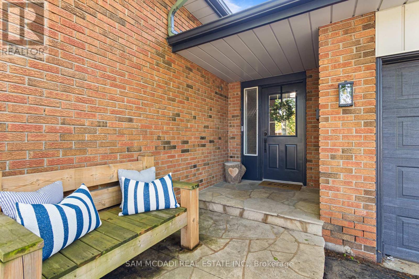 32 Milverton Close, Hamilton, Ontario  L8B 0A9 - Photo 3 - X13686750
