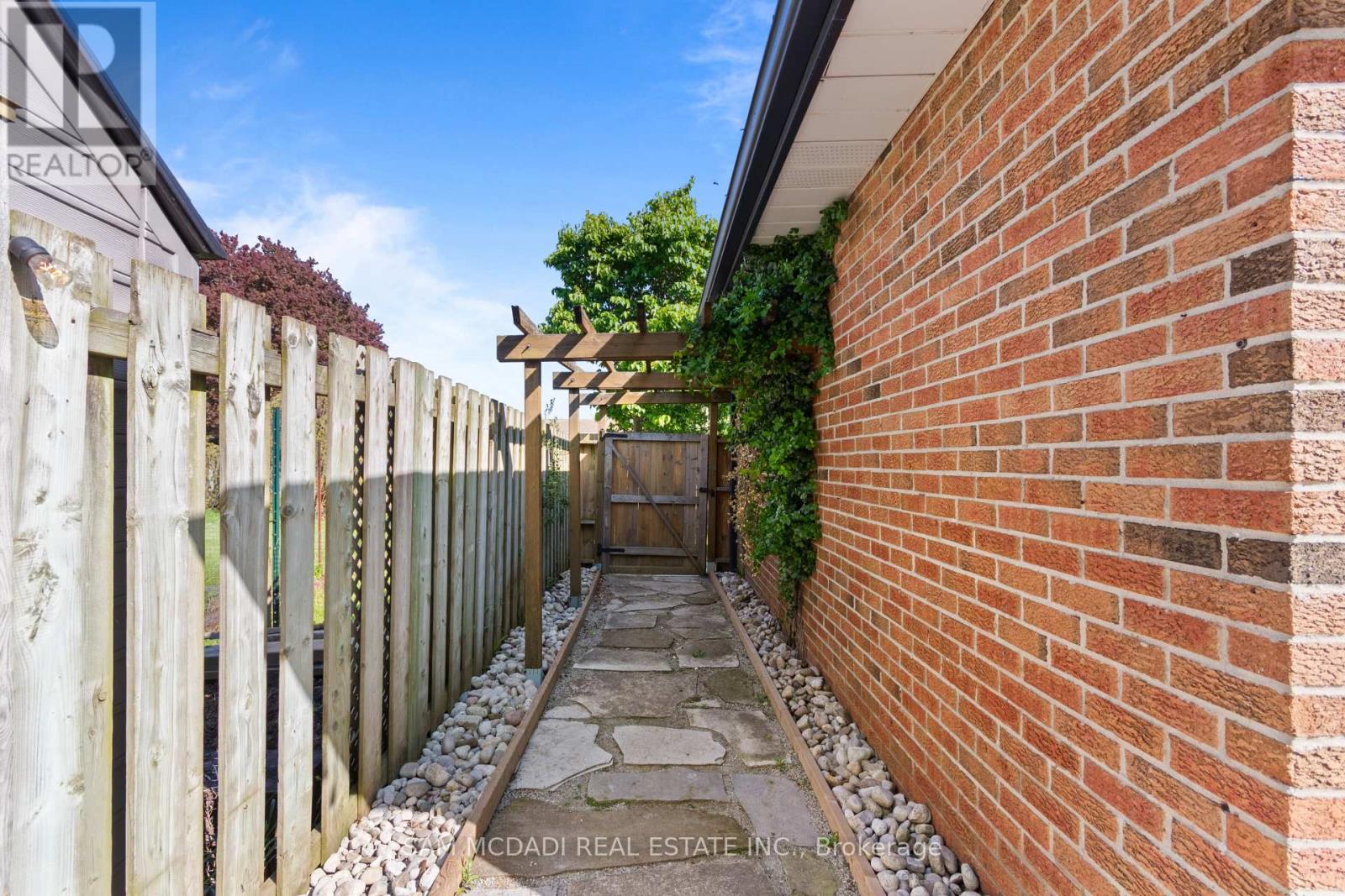 32 Milverton Close, Hamilton, Ontario  L8B 0A9 - Photo 47 - X13686750