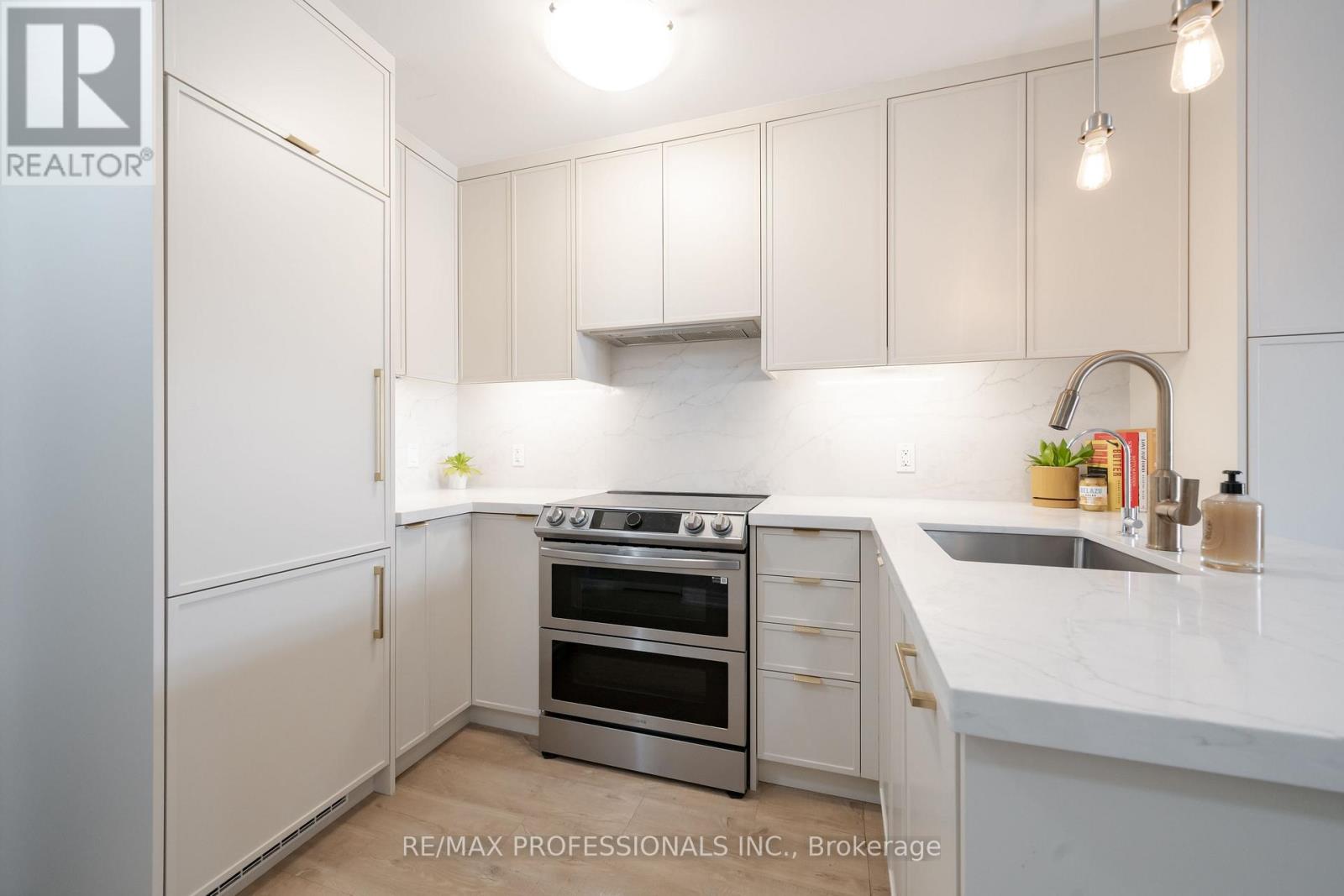 405 - 73 Washington Avenue, Oakville, Ontario  L6K 1W5 - Photo 3 - W13687006