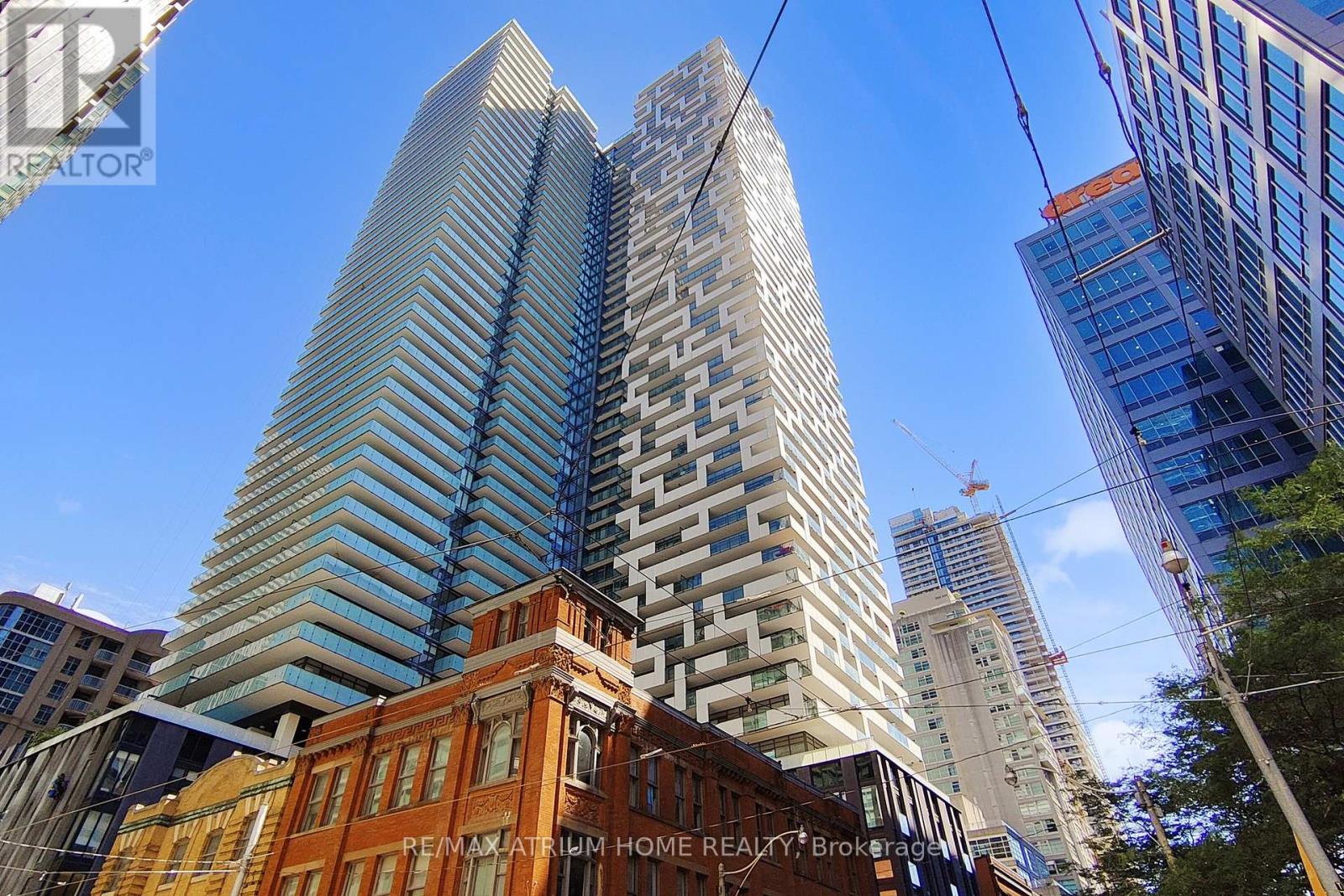 <div class="slider-price">$870,000</div><p>3505 - 20 Lombard Street, Toronto, Ontario</p>