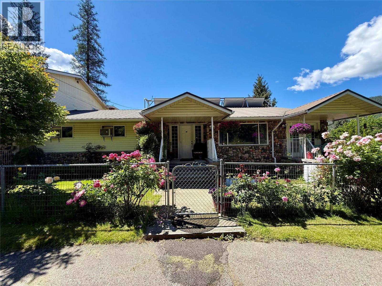 61 Kingsley Road, Christina Lake, British Columbia  V0H 1E2 - Photo 3 - 10382271
