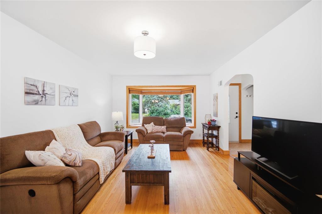 806 Oakenwald Avenue, Winnipeg, Manitoba R3T 1N1 - Photo 2 - 202620757