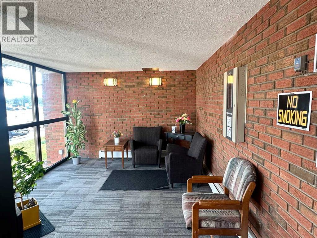 201, 1 Chinook Crescent W, Claresholm, Alberta  T0L 0T0 - Photo 3 - A2330764