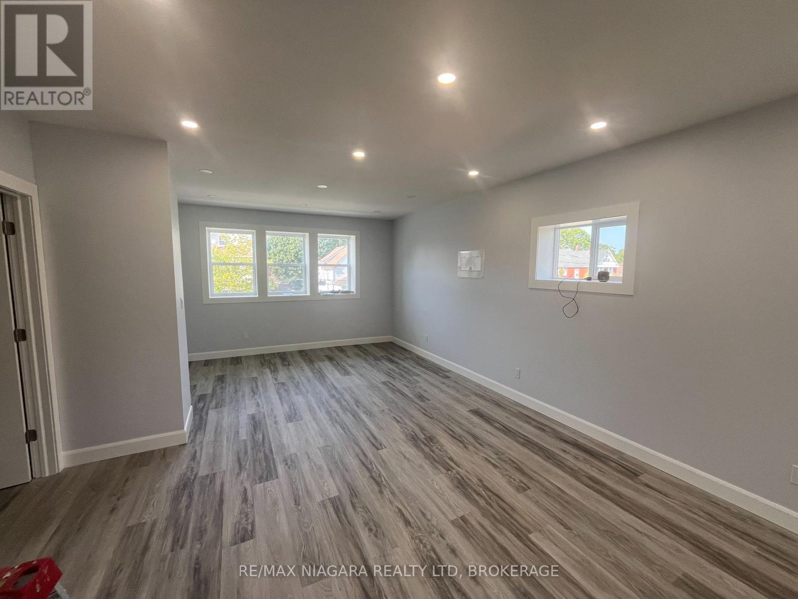 Upper Front - 243 Dufferin Street, Fort Erie, Ontario  L2A 2T7 - Photo 4 - X13653728