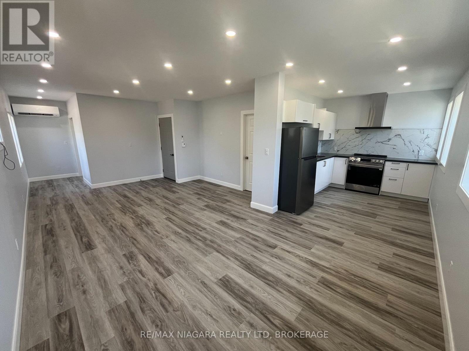 Upper Front - 243 Dufferin Street, Fort Erie, Ontario  L2A 2T7 - Photo 2 - X13653728