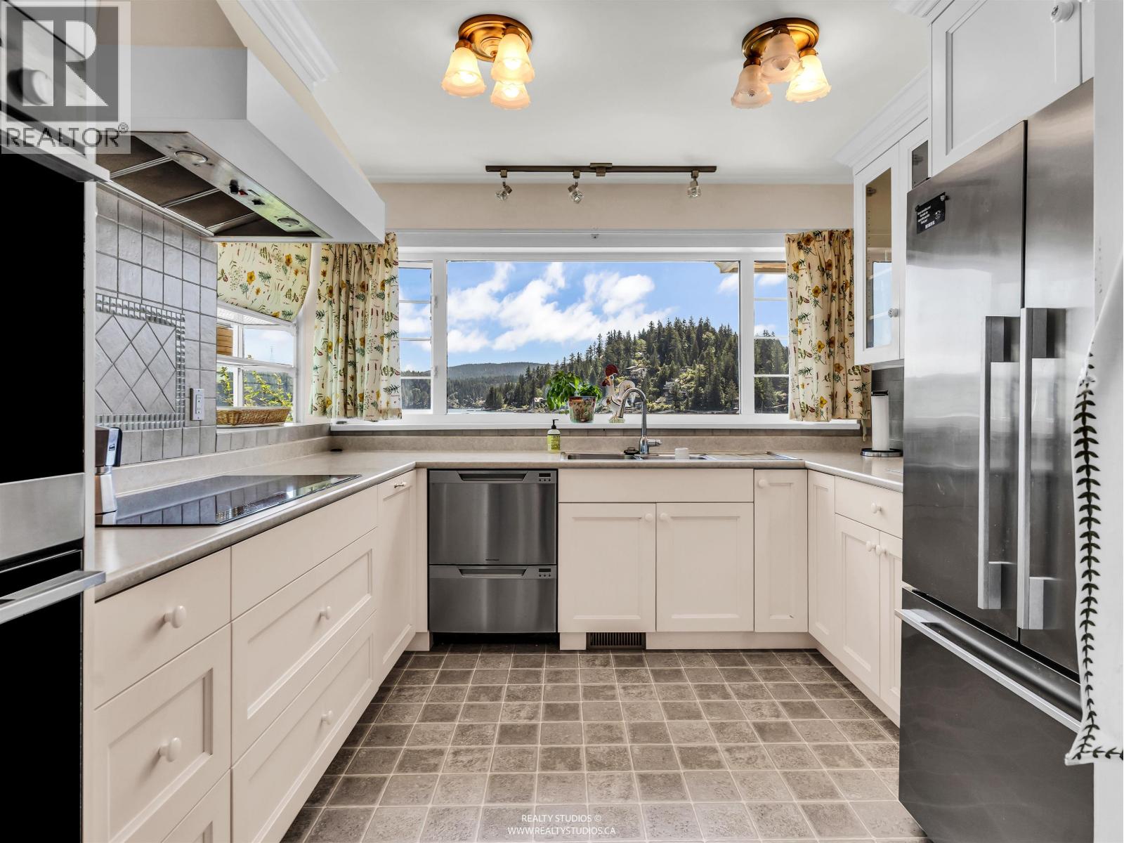 2558 Panorama Drive, North Vancouver, British Columbia  V7G 1V5 - Photo 29 - R3156608