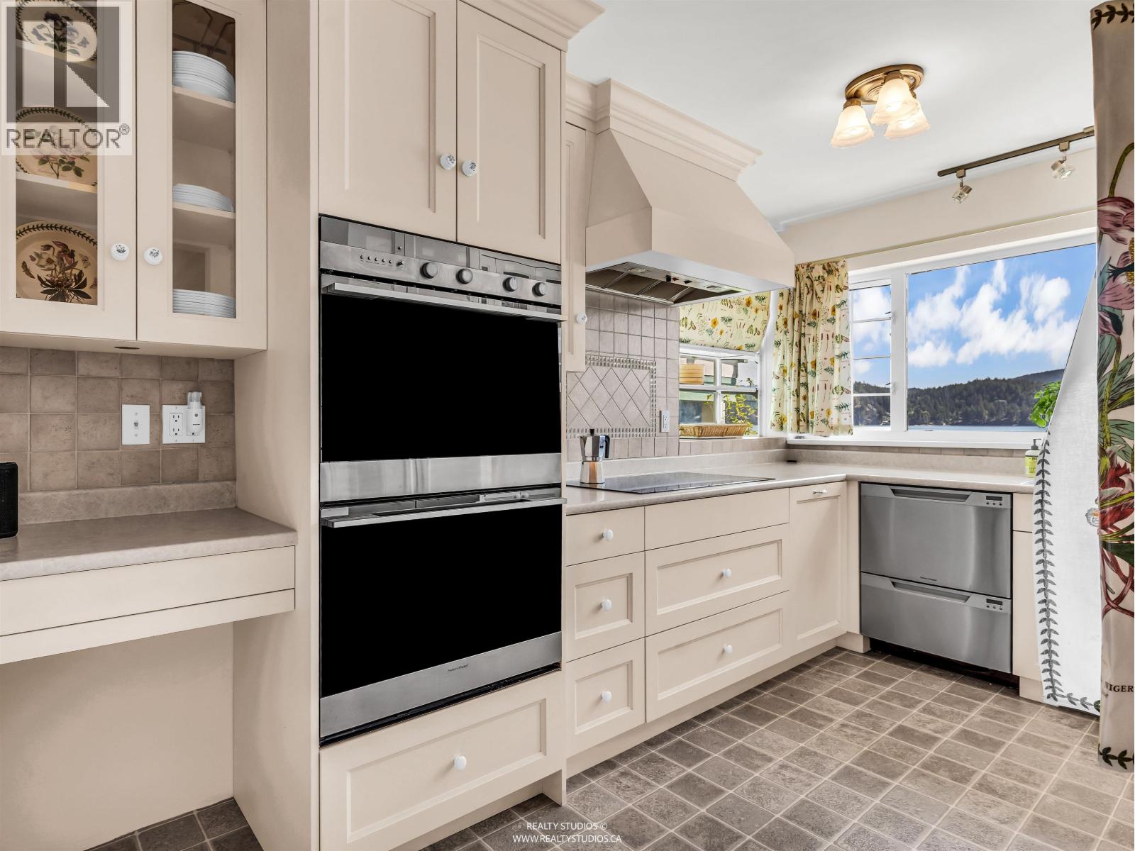 2558 Panorama Drive, North Vancouver, British Columbia  V7G 1V5 - Photo 28 - R3156608