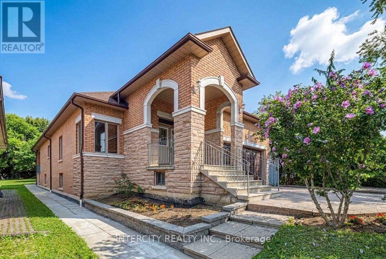 42 Oak Avenue, Richmond Hill, Ontario  L4C 6R7 - Photo 3 - N13687174