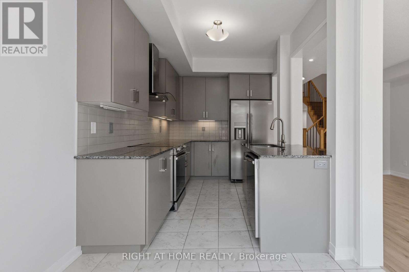 206 Harding Park Street, Newmarket, Ontario  L3Y 0E3 - Photo 13 - N13687422