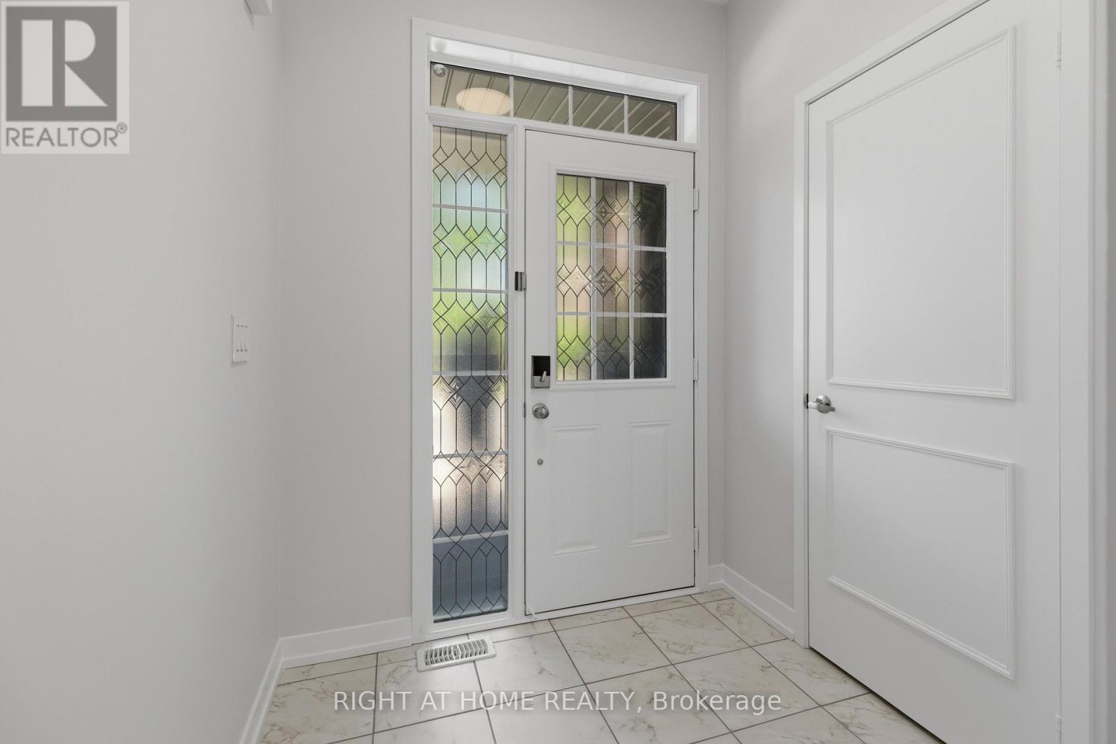 206 Harding Park Street, Newmarket, Ontario  L3Y 0E3 - Photo 3 - N13687422