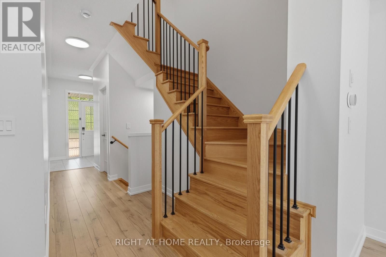 206 Harding Park Street, Newmarket, Ontario  L3Y 0E3 - Photo 4 - N13687422