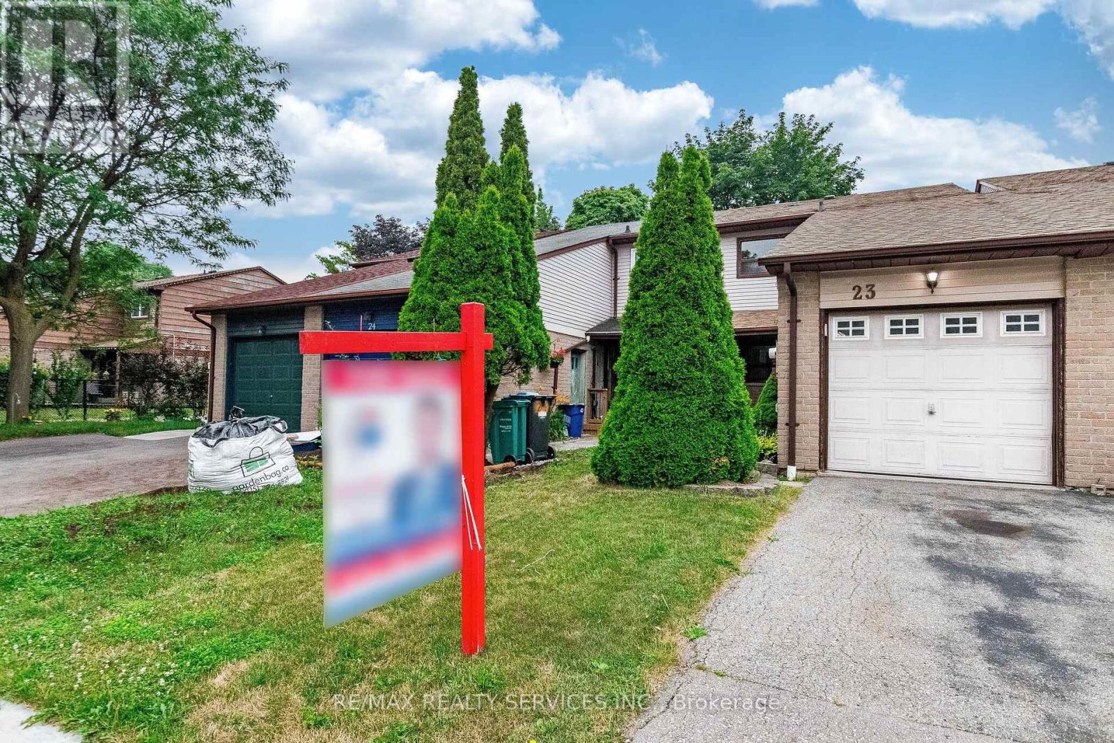23 Scottsdale Court, Brampton, Ontario  L6W 3R8 - Photo 2 - W13687218