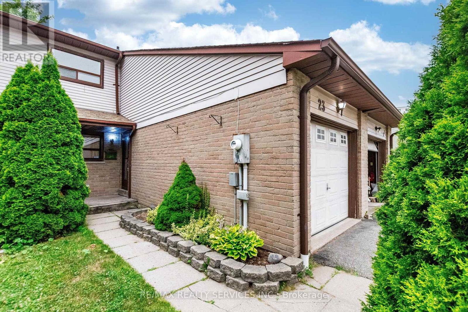 23 Scottsdale Court, Brampton, Ontario  L6W 3R8 - Photo 5 - W13687218