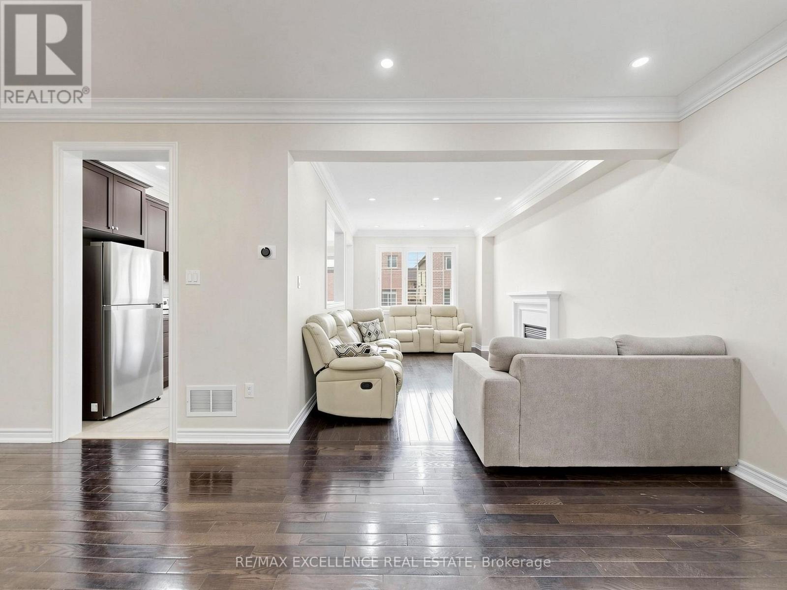 61 Campwood Crescent, Brampton, Ontario  L6P 3S8 - Photo 4 - W13687294