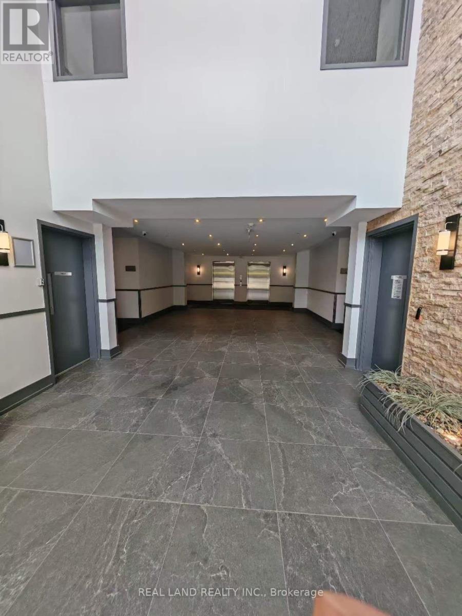 127 - 570 Lolita Gardens, Mississauga, Ontario  L5A 0A1 - Photo 3 - W13687390