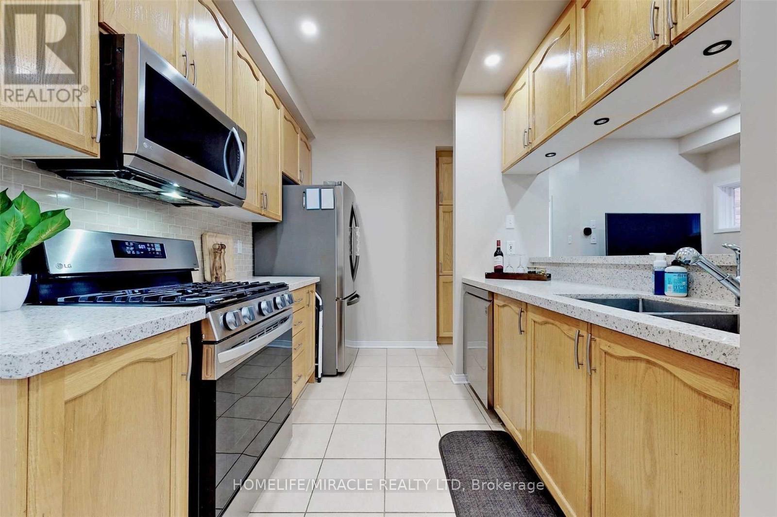 3258 Angel Pass Drive, Mississauga, Ontario  L5M 7J7 - Photo 10 - W13687424