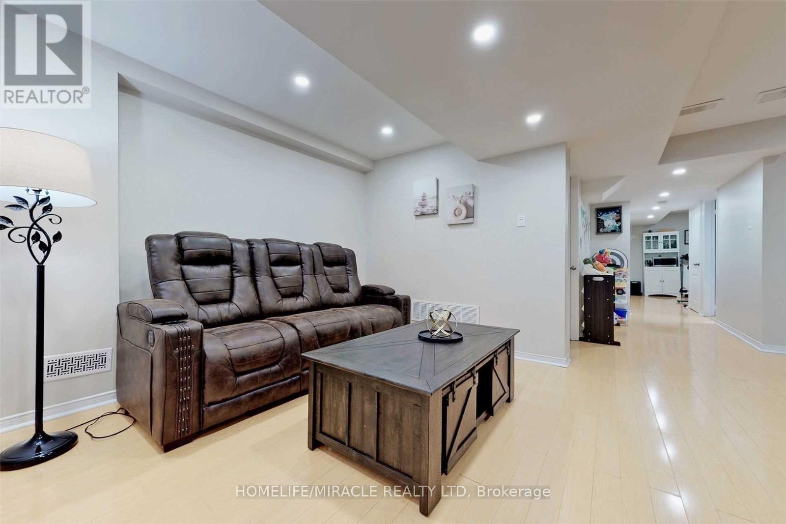 3258 Angel Pass Drive, Mississauga, Ontario  L5M 7J7 - Photo 2 - W13687424