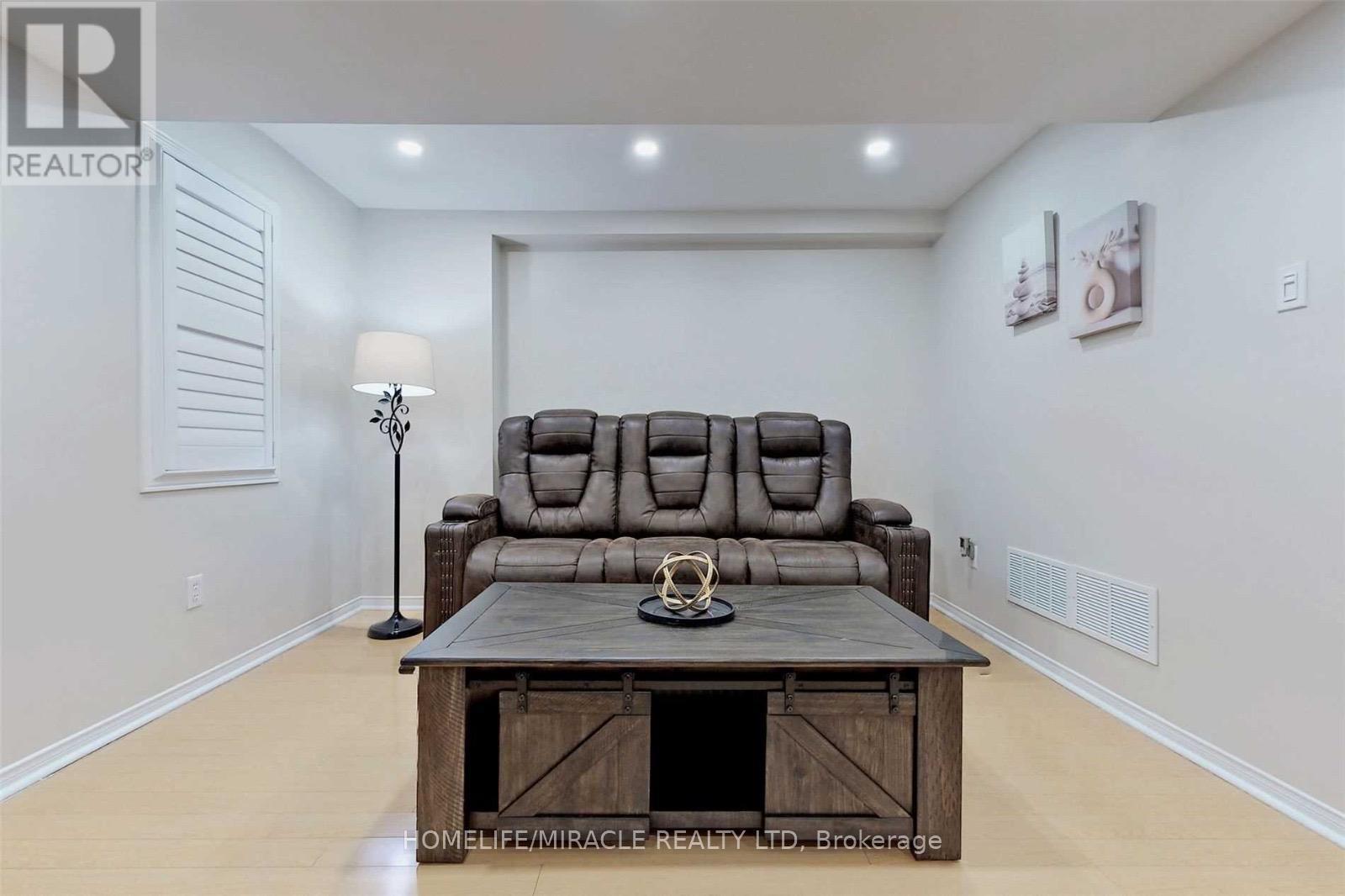 3258 Angel Pass Drive, Mississauga, Ontario  L5M 7J7 - Photo 3 - W13687424