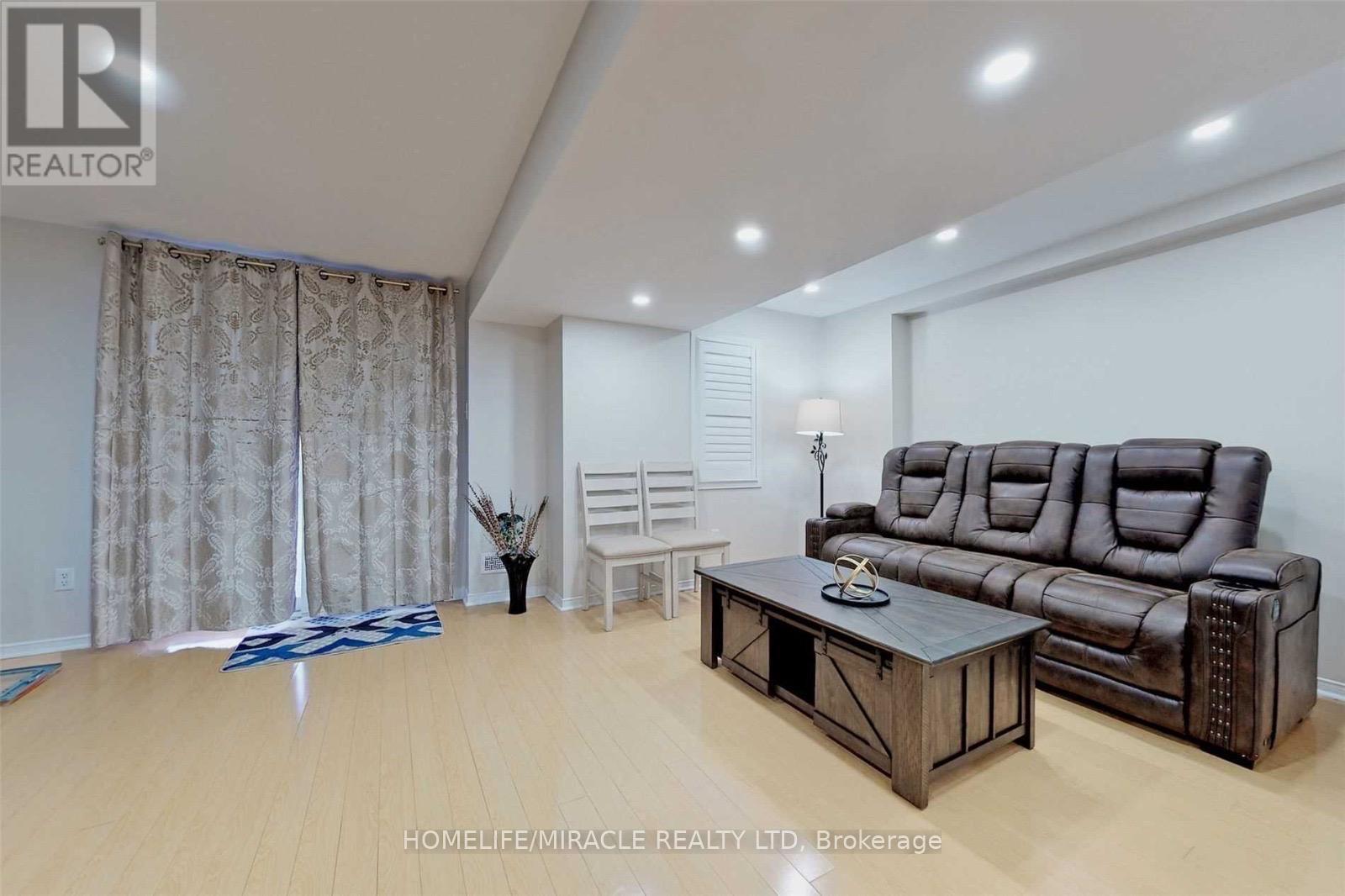 3258 Angel Pass Drive, Mississauga, Ontario  L5M 7J7 - Photo 4 - W13687424