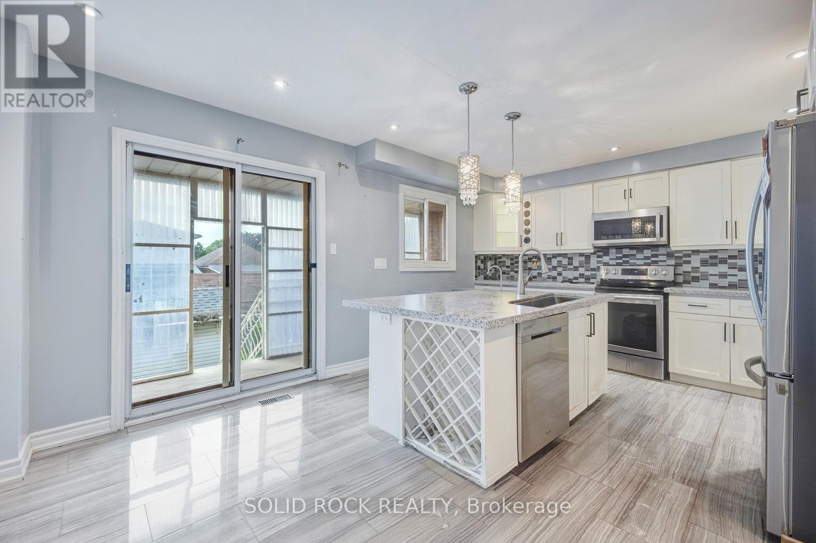 18 Maple Bush Avenue, Toronto, Ontario  M9N 1S6 - Photo 10 - W13687484