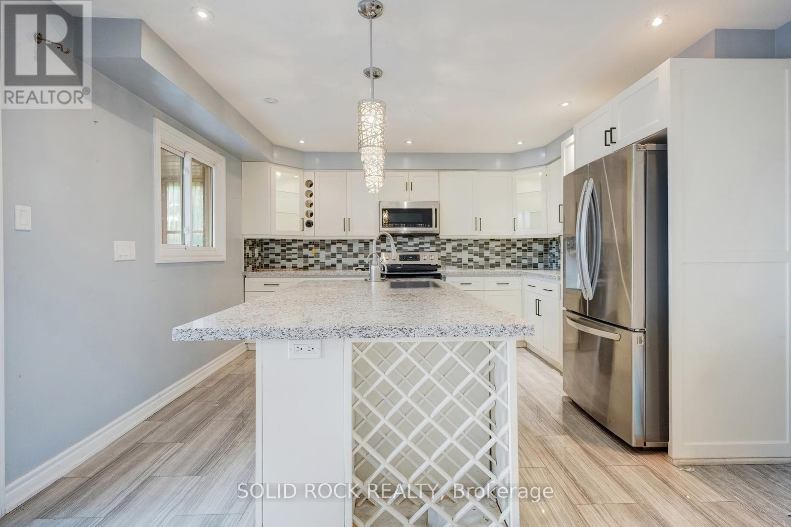 18 Maple Bush Avenue, Toronto, Ontario  M9N 1S6 - Photo 15 - W13687484