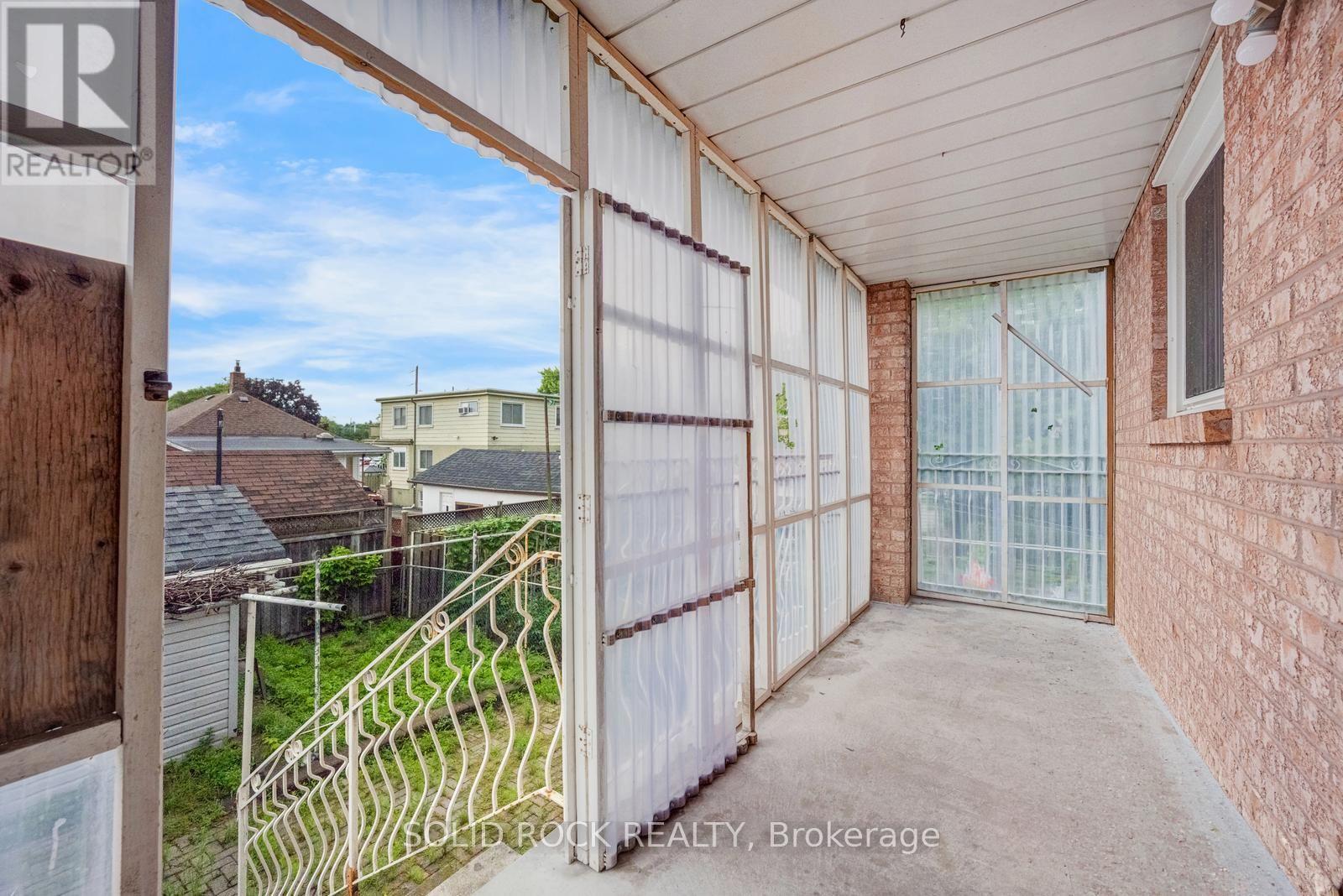 18 Maple Bush Avenue, Toronto, Ontario  M9N 1S6 - Photo 35 - W13687484