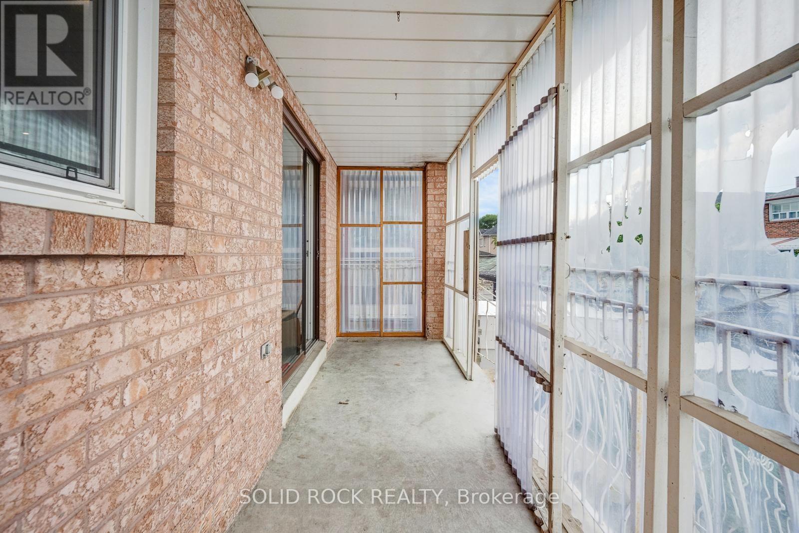 18 Maple Bush Avenue, Toronto, Ontario  M9N 1S6 - Photo 36 - W13687484
