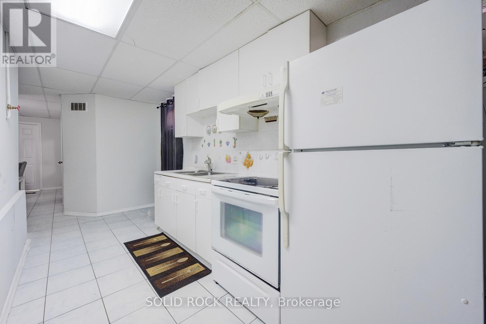 18 Maple Bush Avenue, Toronto, Ontario  M9N 1S6 - Photo 37 - W13687484